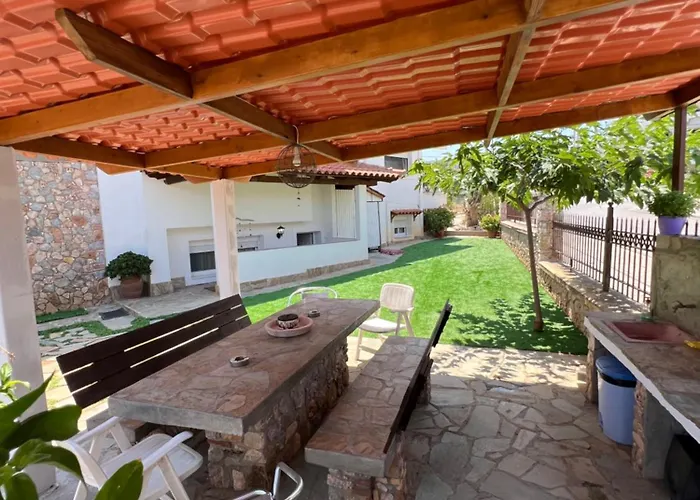 Apartment In Salamina With Garden & Sea View