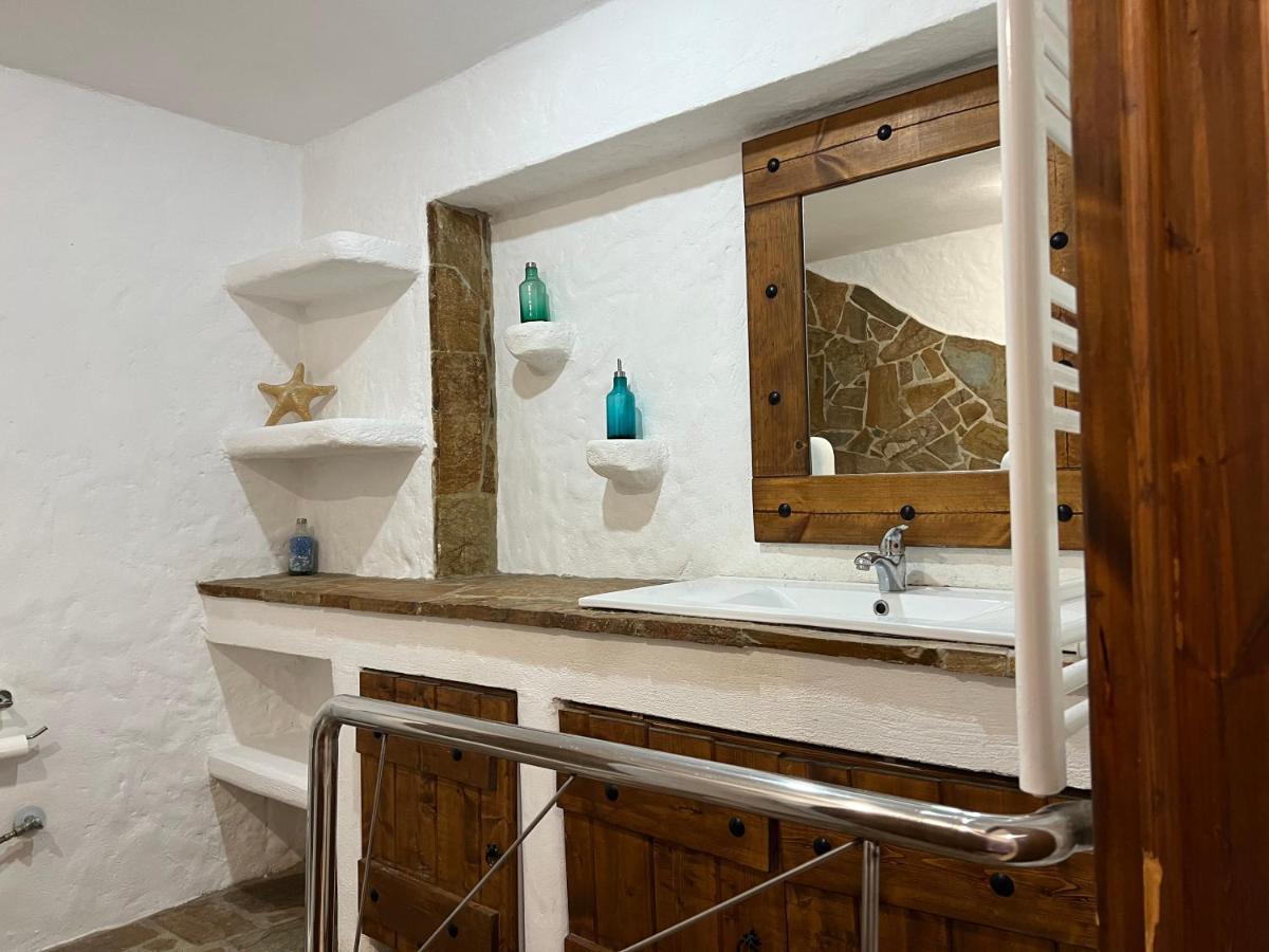 In Salamina With Garden & Sea View
