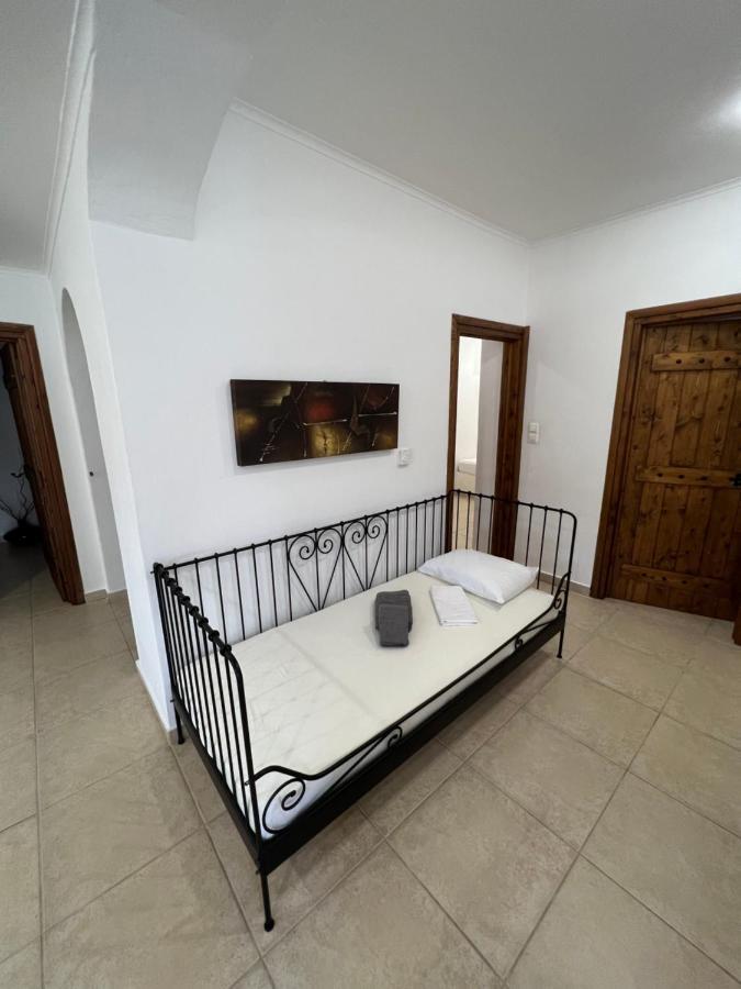 In Salamina With Garden & Sea View Apartment Selinia