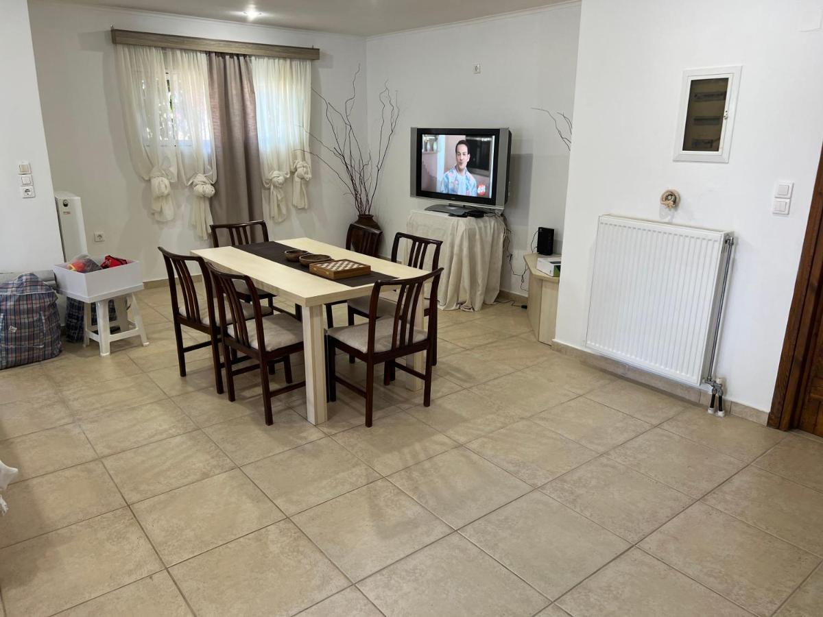 In Salamina With Garden & Sea View Selinia